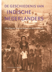 De geschiedenis van Indische Nederlanders | Vormgeving: Suzan Beijer, foto: P. Tielman met kinderen, Tjiseureuk, Puntjak, 18 juli 1954 (privécollectie J. Bos)