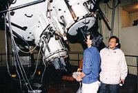 Twee astronomen in het Bosscha observatorium te Lembang | Foto: D.N. Yusuf / Angkasa