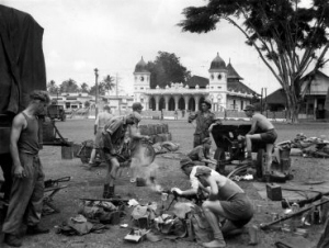 Nederlandse soldaten van de V-brigade in het pas ingenomen Poerwokerto op West-Java tijdens de eerste politionele actie in Indonesi, 20-27 juli 1947 | Foto: Hugo Wilmar (Collectie Spaarnestad)